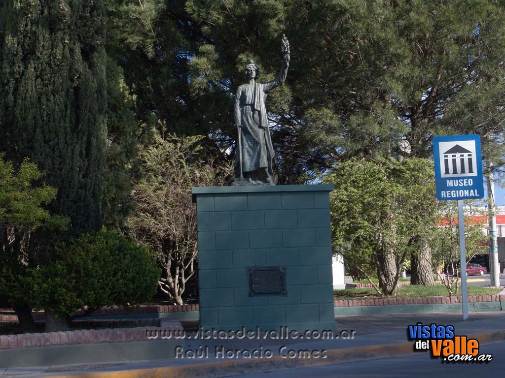 Estatua en el Museo Pueblo de Luis