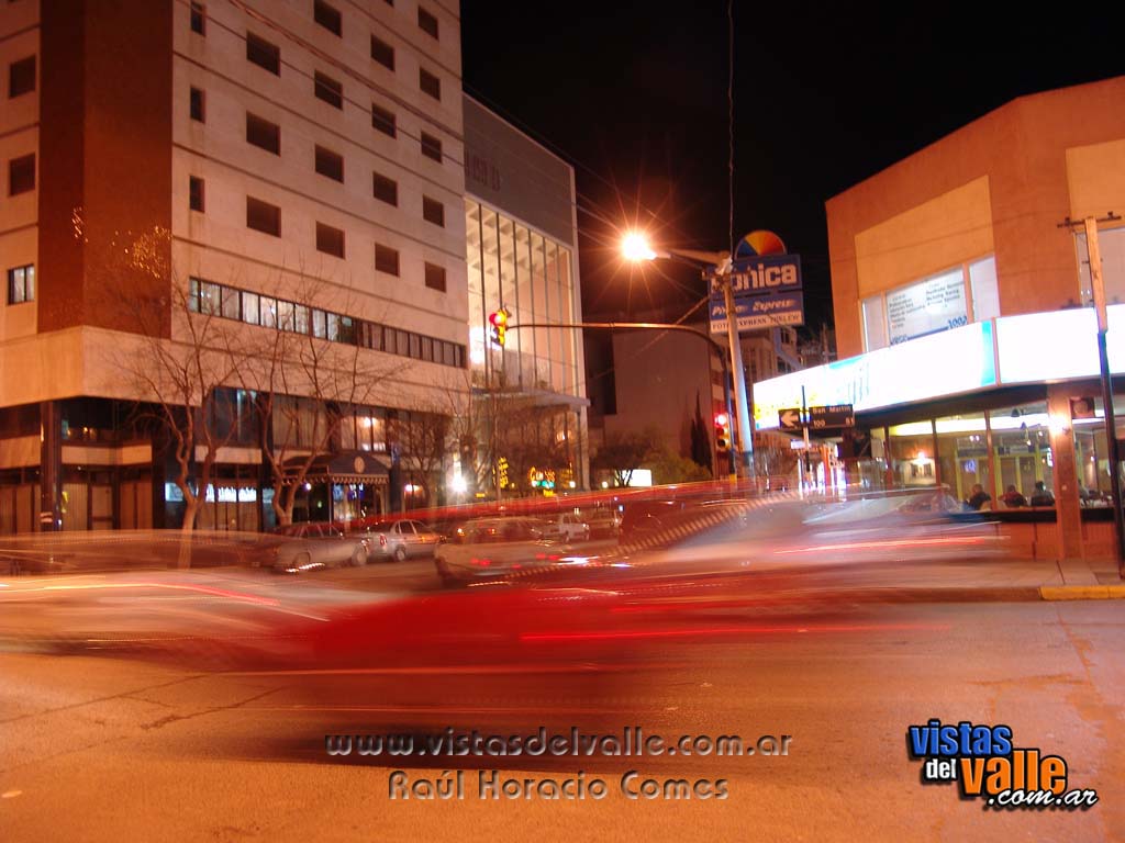 Toma nocturna de las calles San Martin y Belgrano